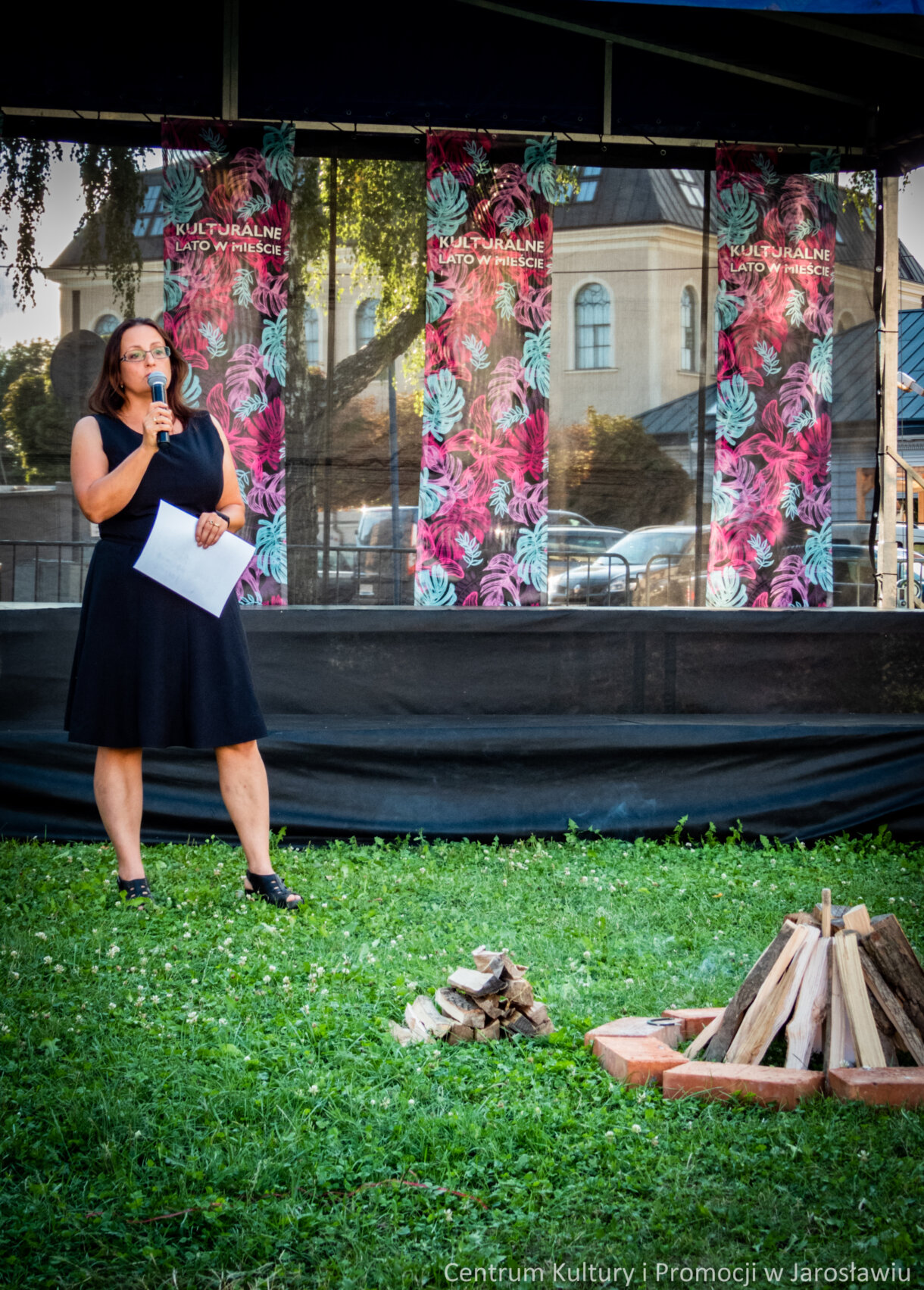 Monika Broszko archeolog podczas wykładu o odkryciach archeologicznych