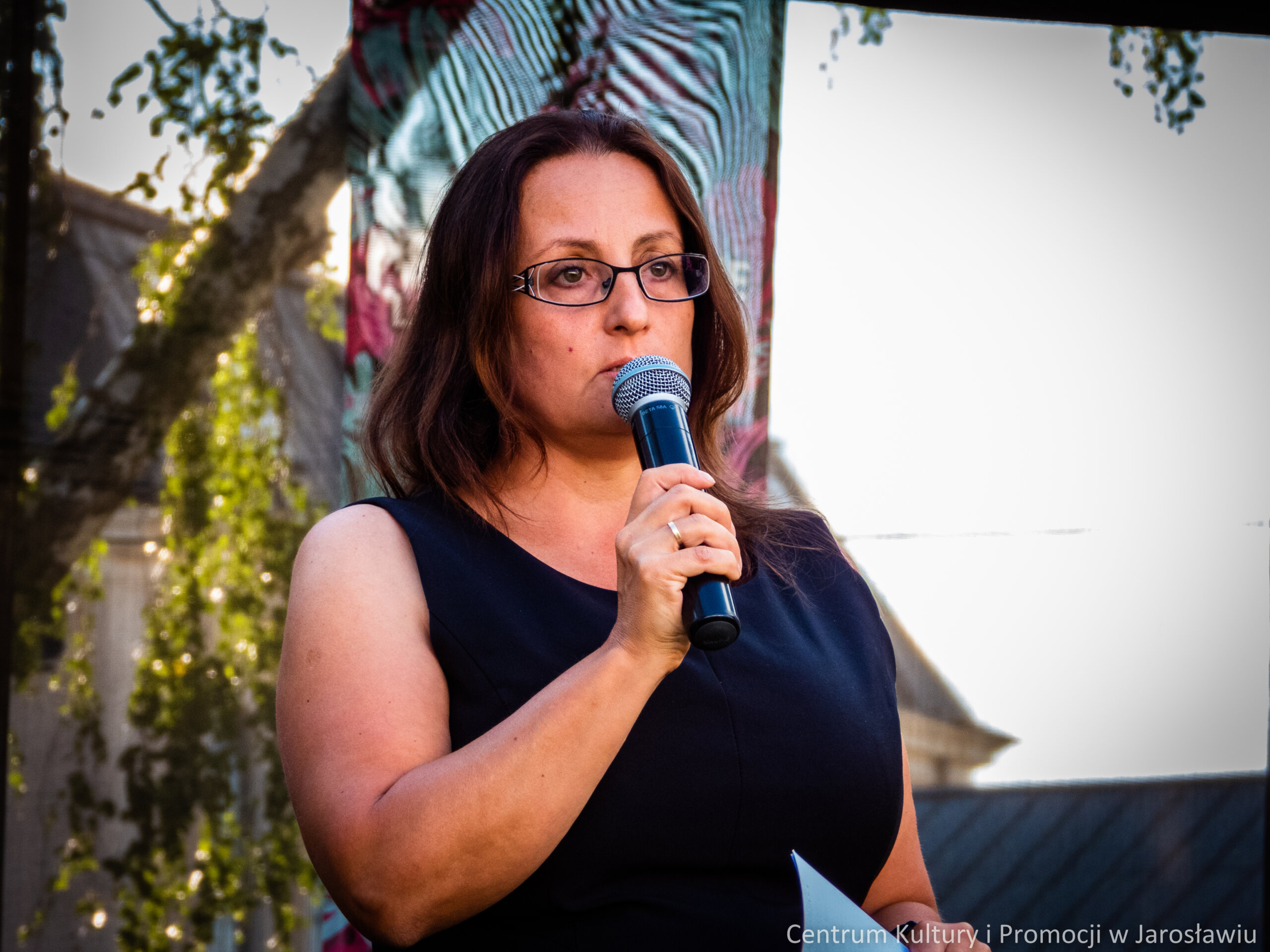 Monika Broszko archeolog podczas wykładu o odkryciach archeologicznych