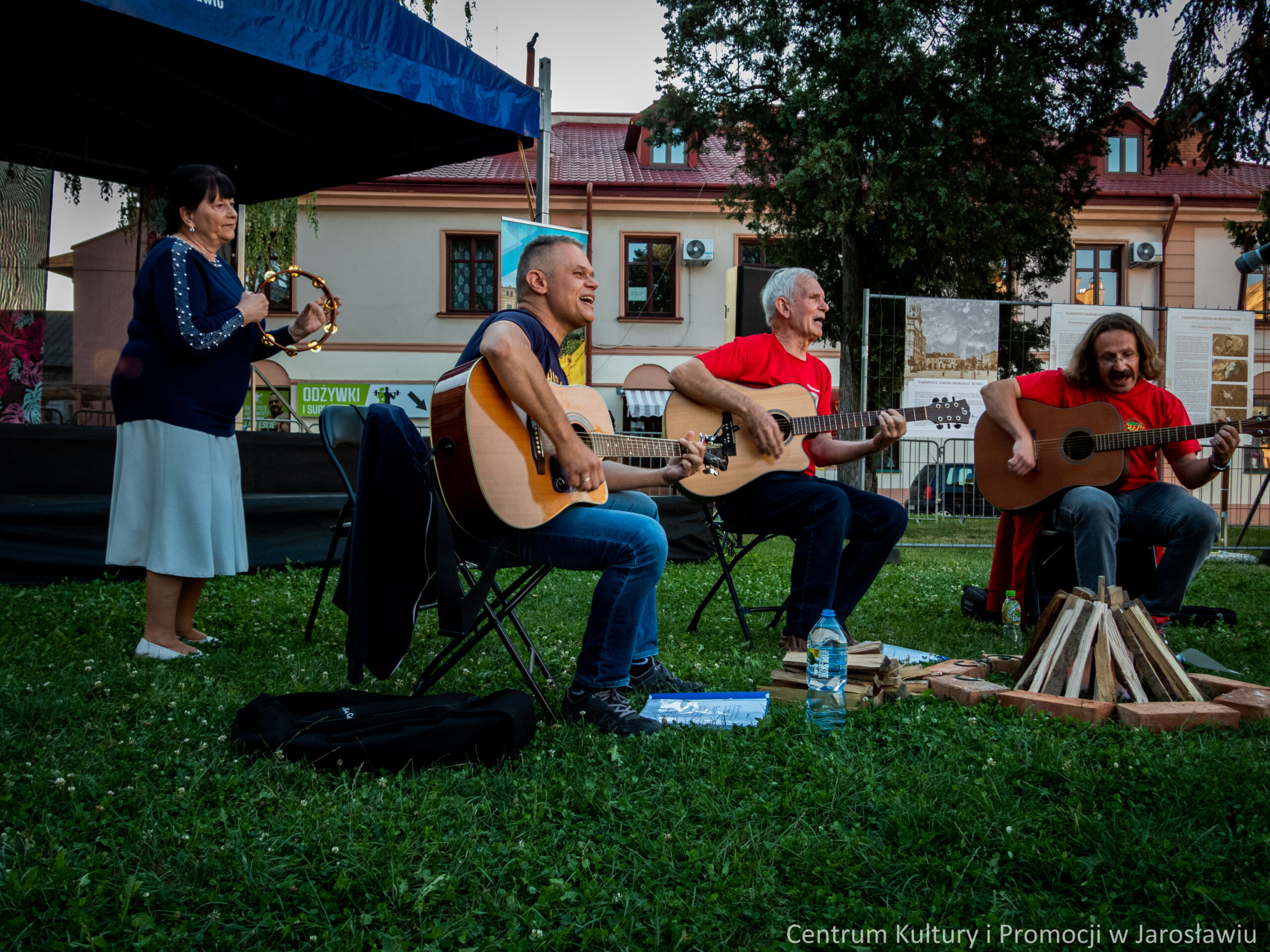 wykonawcy podczas koncertu piosenki turystycznej podczas Pikniku Turystycznego