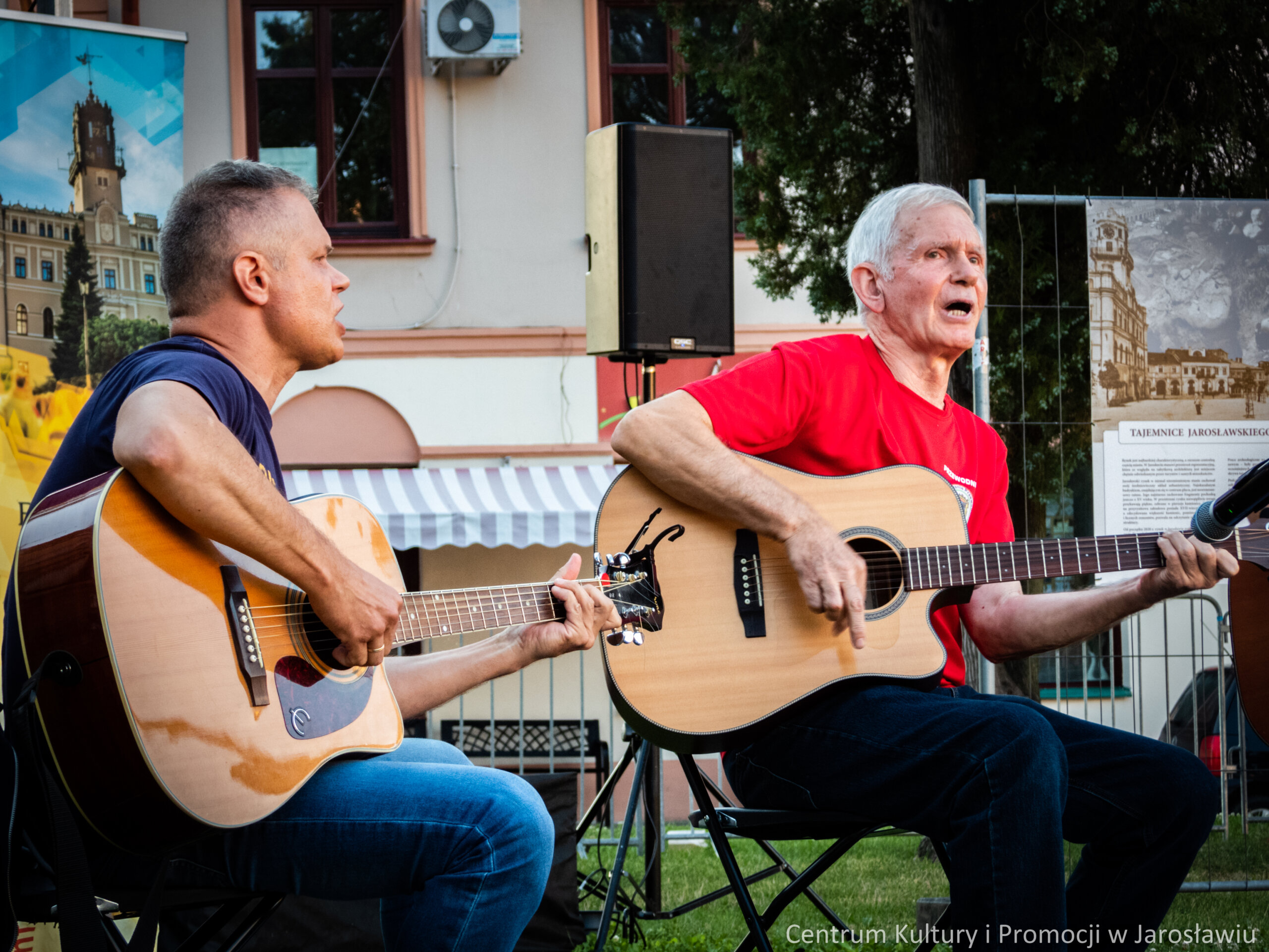 wykonawcy podczas koncertu piosenki turystycznej podczas Pikniku Turystycznego