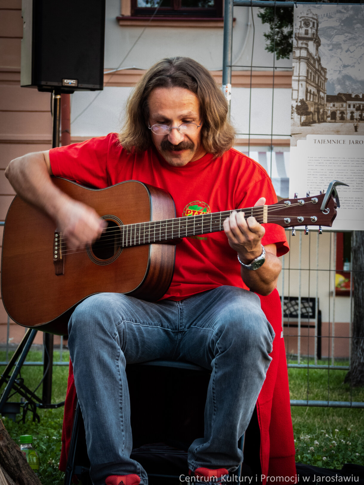 gitarzysta podczas koncertu piosenki turystycznej podczas Pikniku Turystycznego