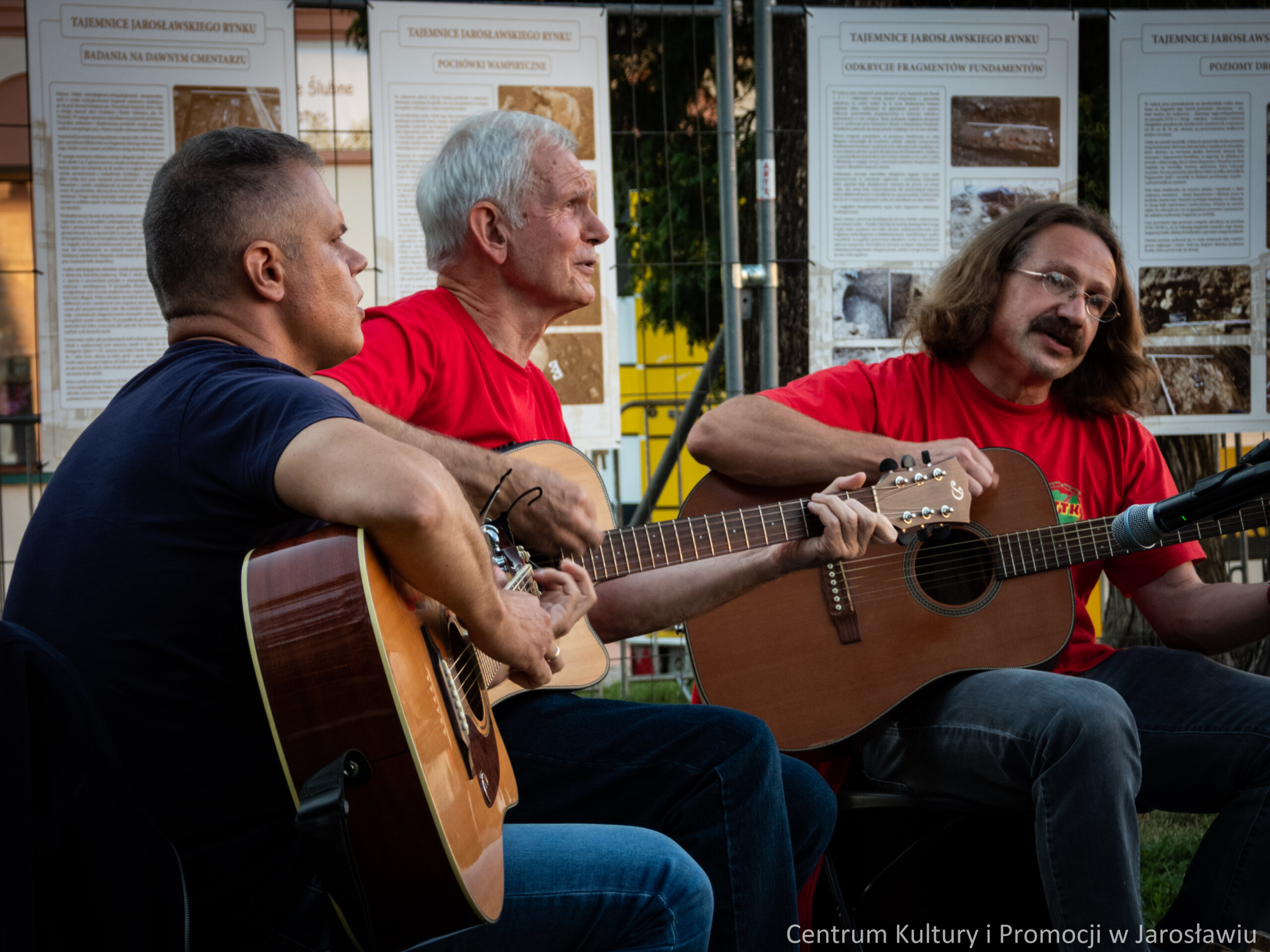 gitarzyści podczas koncertu piosenki turystycznej podczas Pikniku Turystycznego