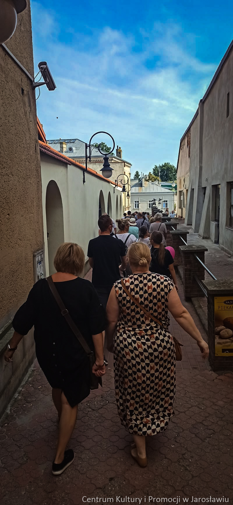 grupa osób podczas zwiedzania miasta