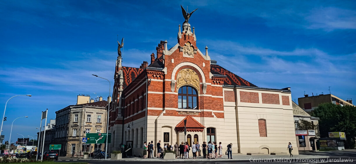 grupa osób podczas zwiedzania miasta