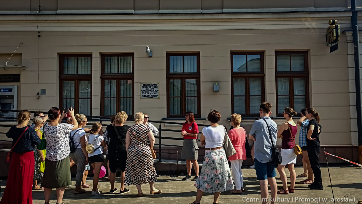 grupa osób podczas zwiedzania miasta