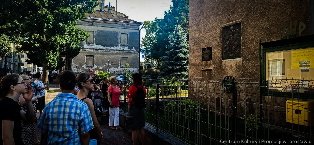 grupa osób podczas zwiedzania miasta