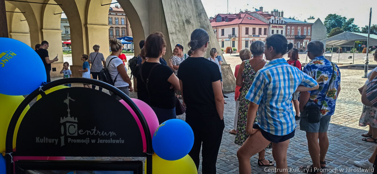 grupa osób podczas zwiedzania miasta