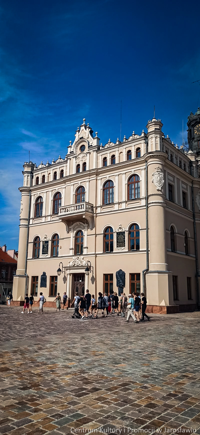 grupa osób podczas zwiedzania miasta