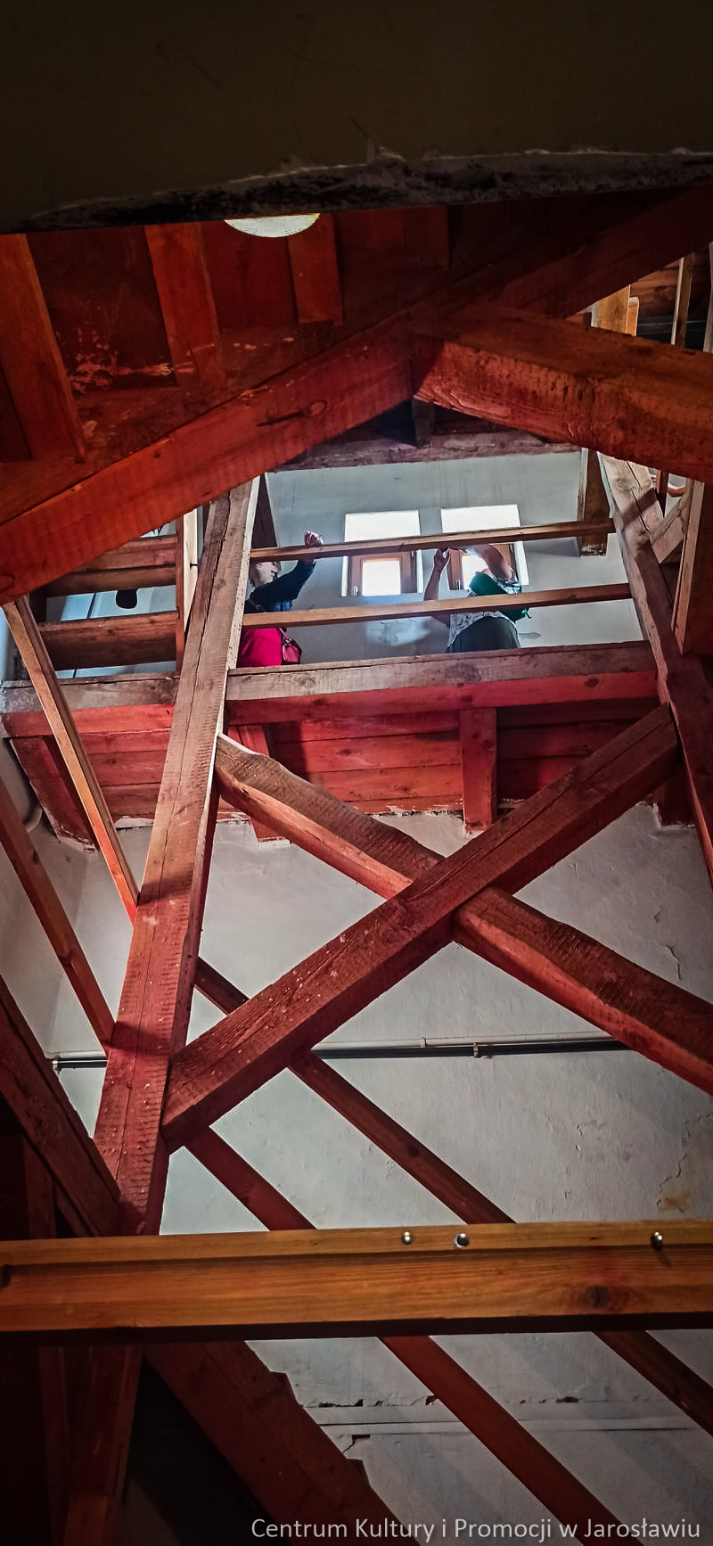 grupa osób podczas zwiedzania miasta