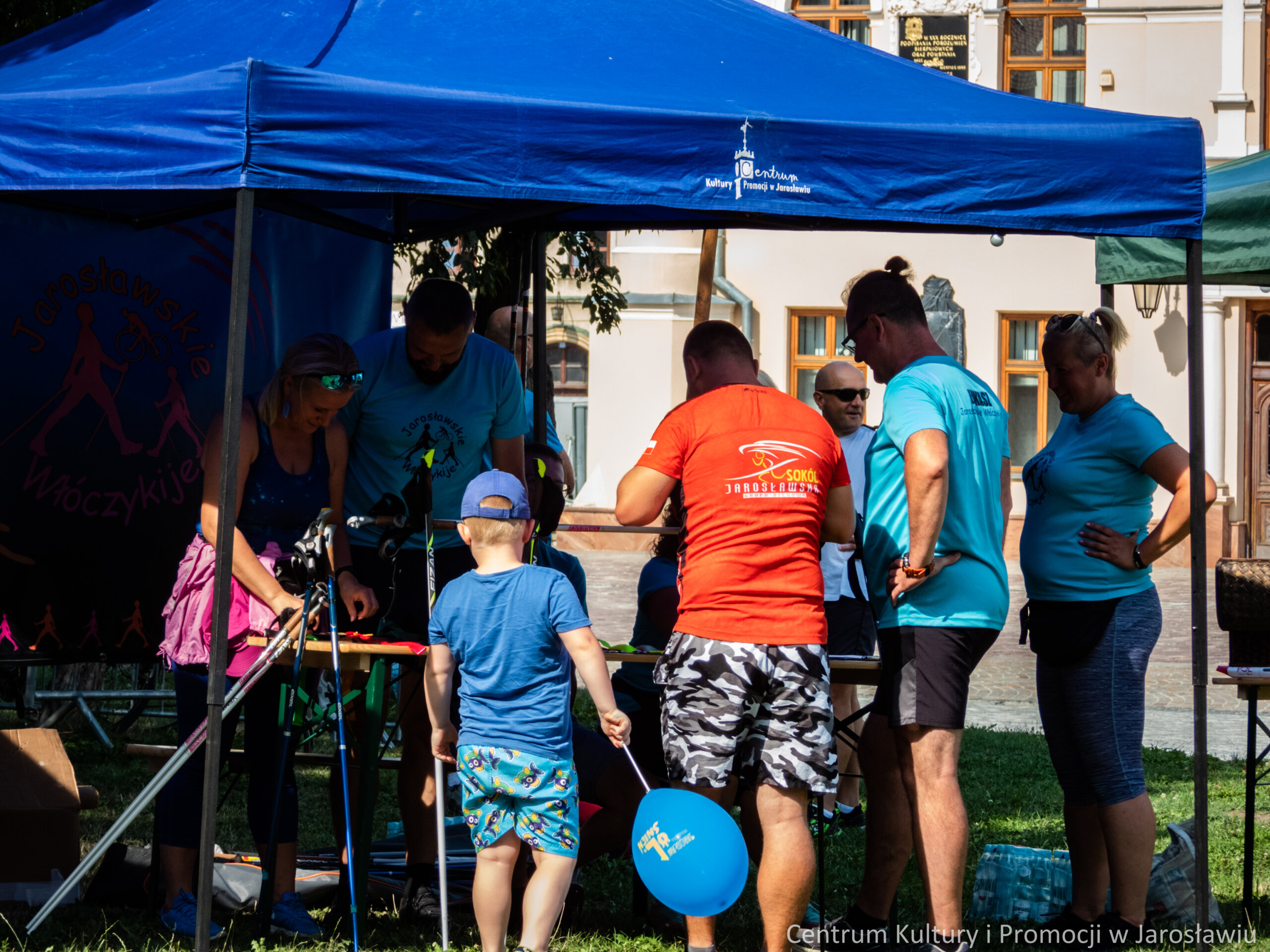 uczestnicy pikniku turystycznego