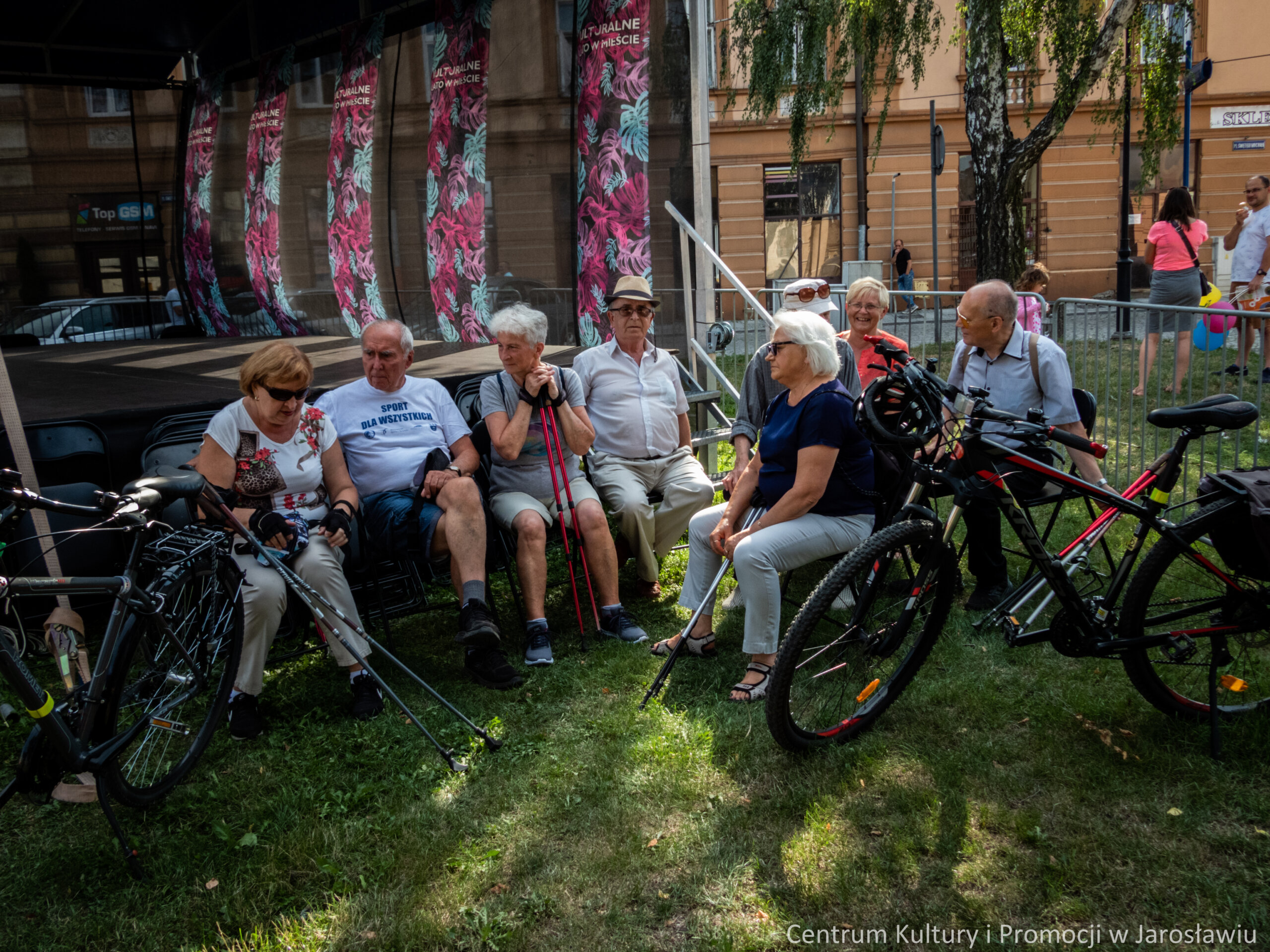 uczestnicy pikniku turystycznego