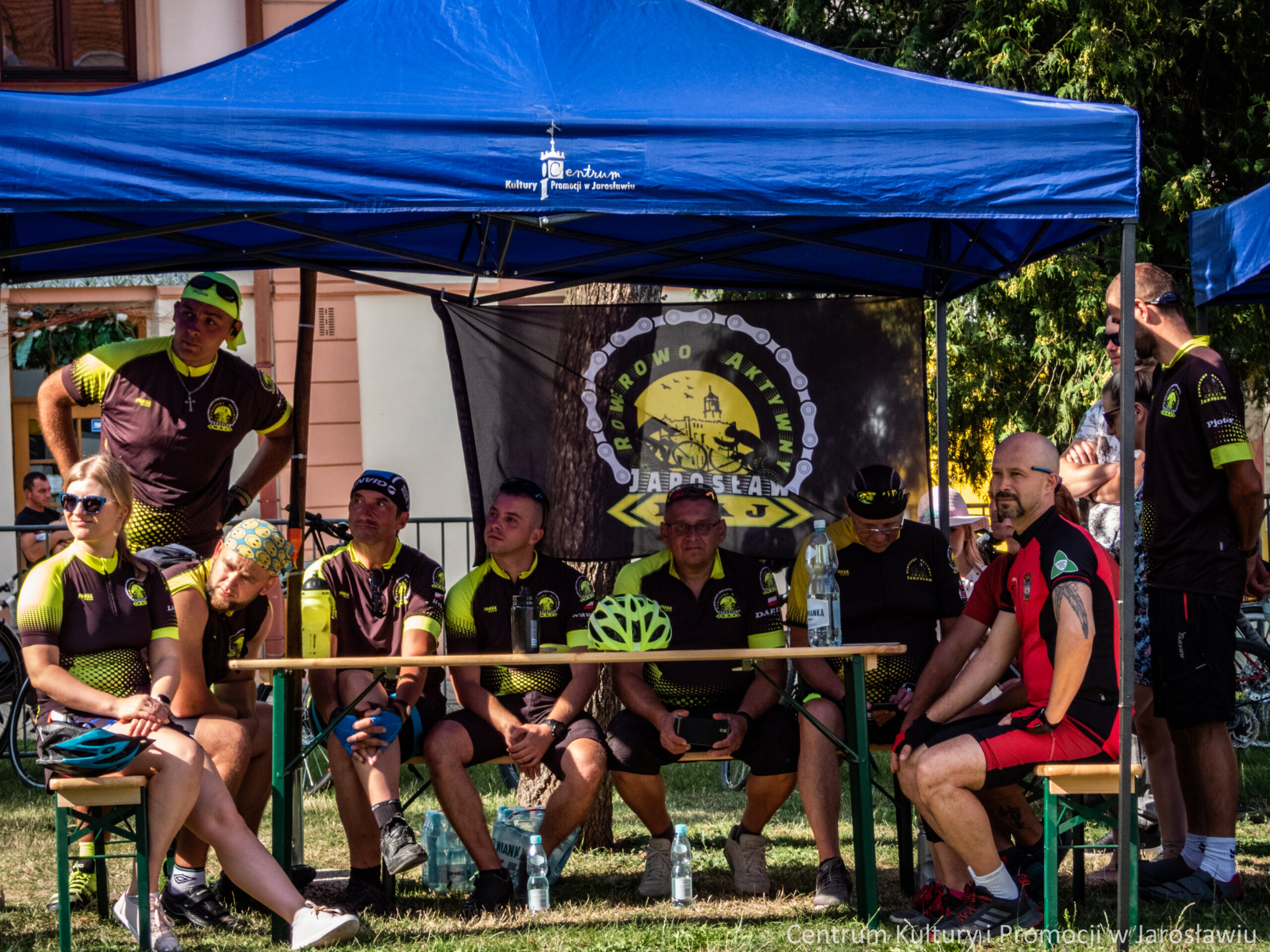 uczestnicy pikniku turystycznego