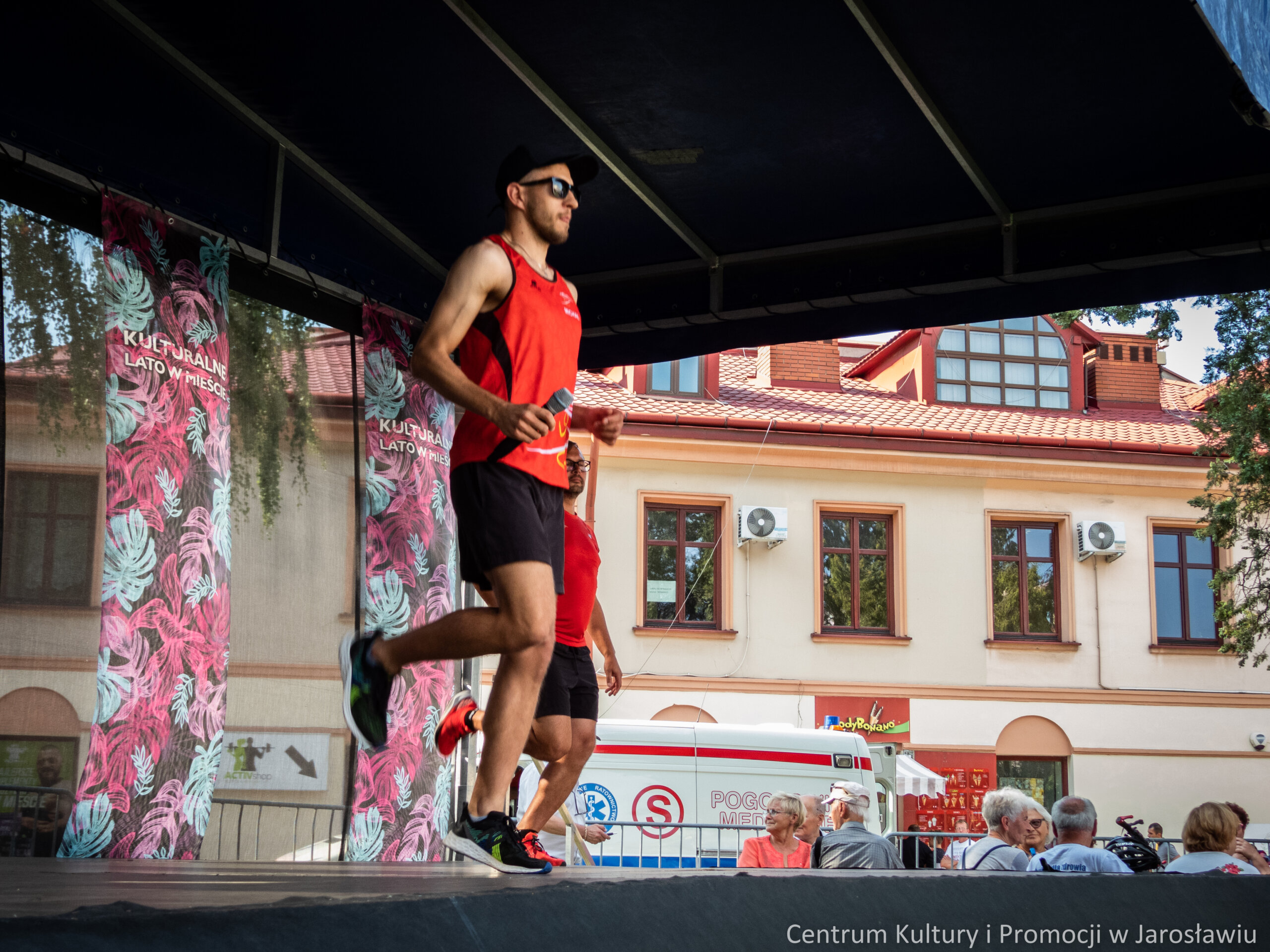 uczestnicy pikniku turystycznego