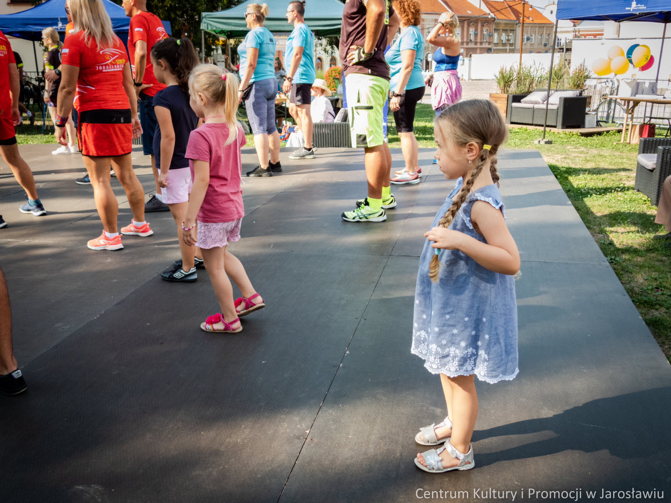 uczestnicy pikniku turystycznego
