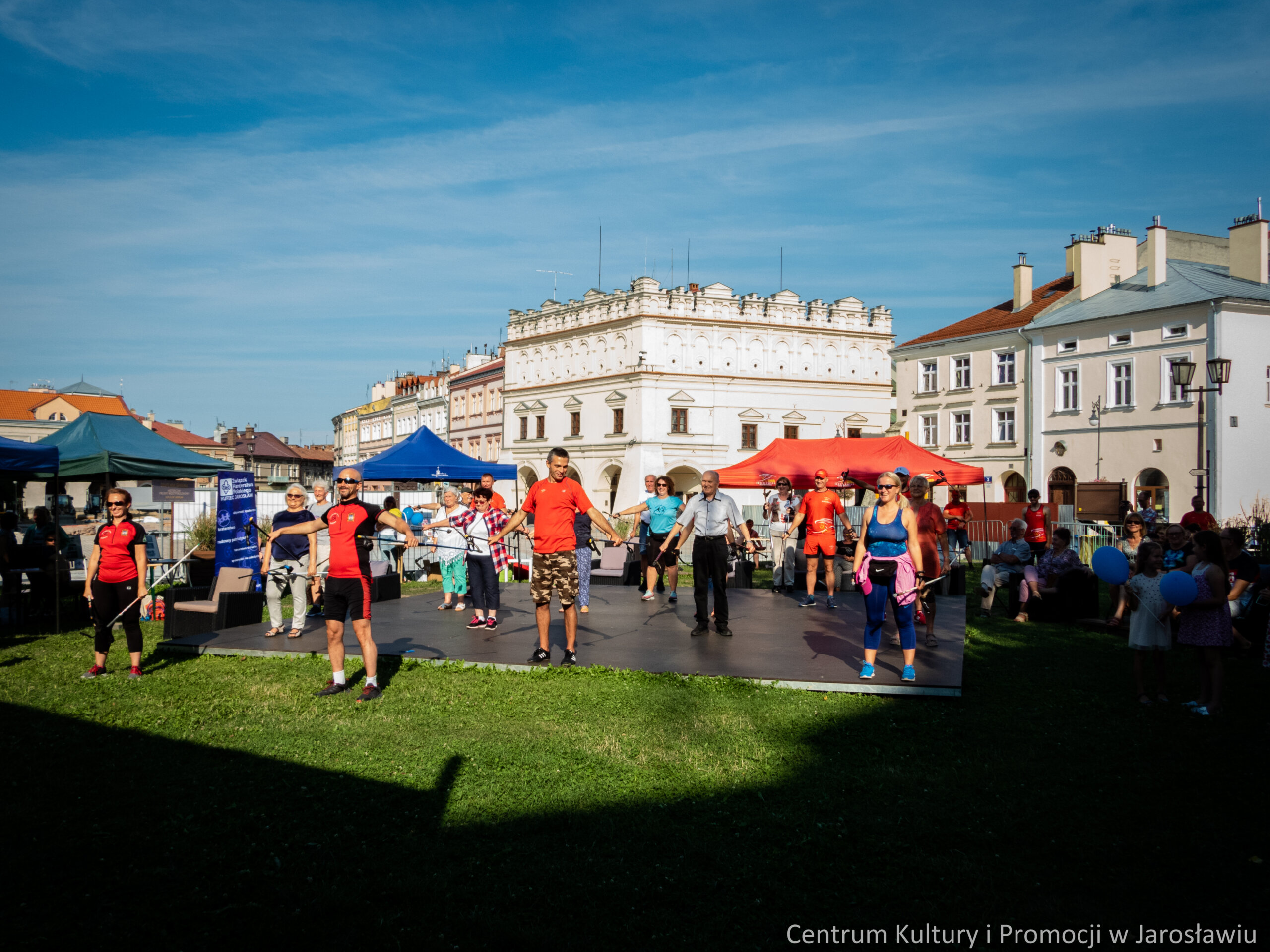 uczestnicy pikniku turystycznego