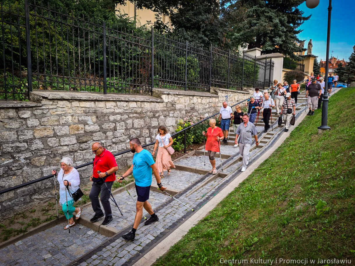 grupa zwiedzająca miasto