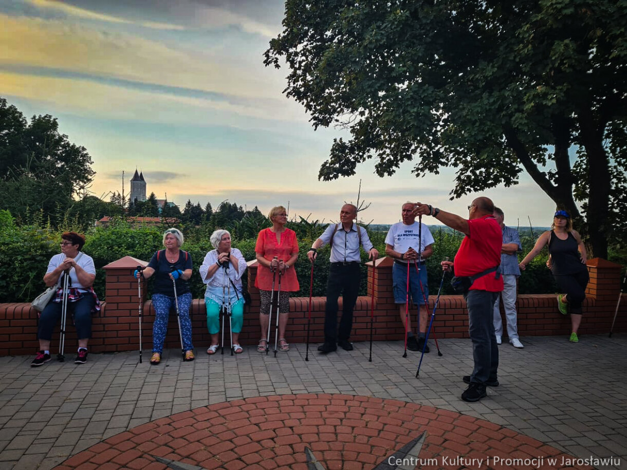 grupa zwiedzająca miasto