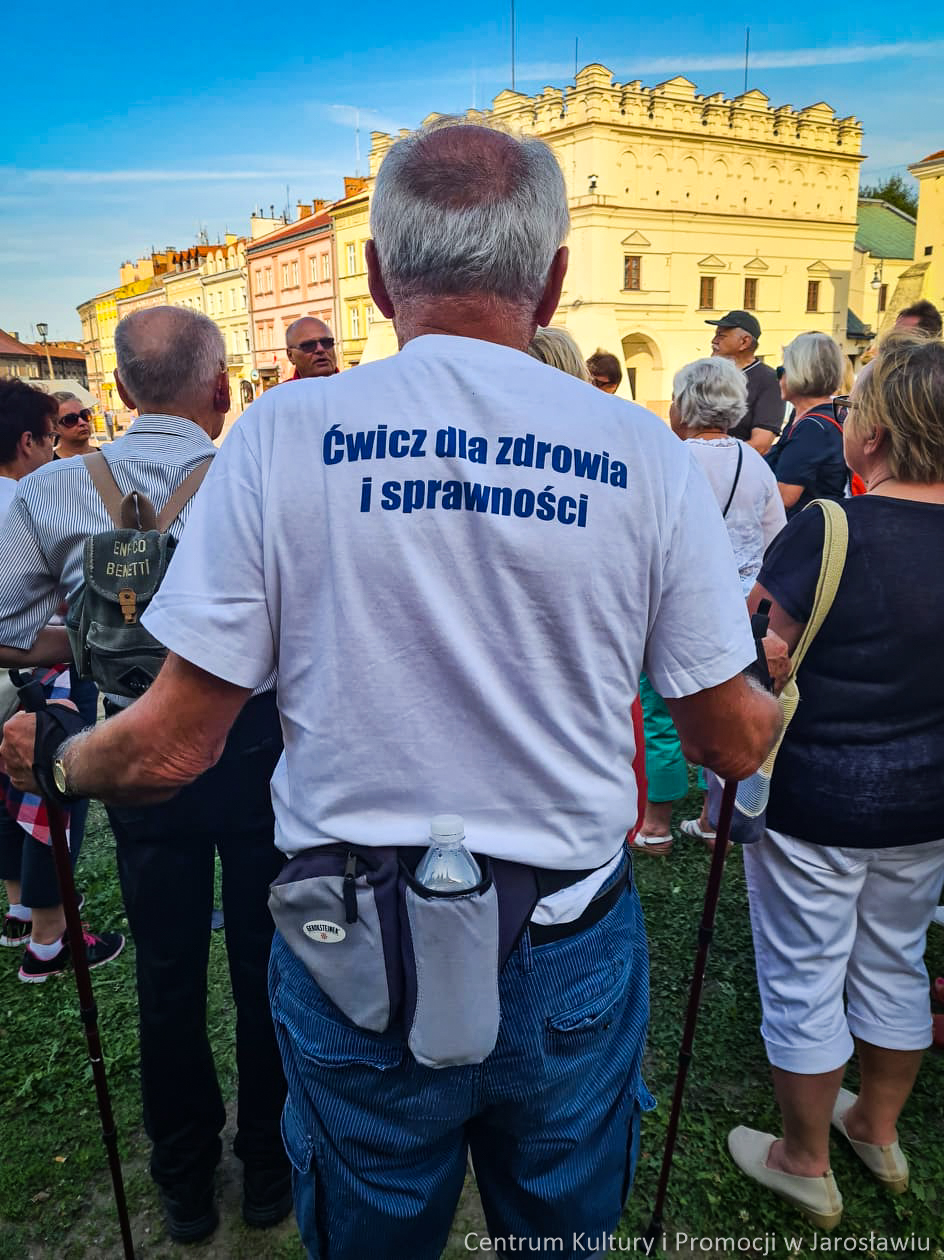 grupa zwiedzająca miasto