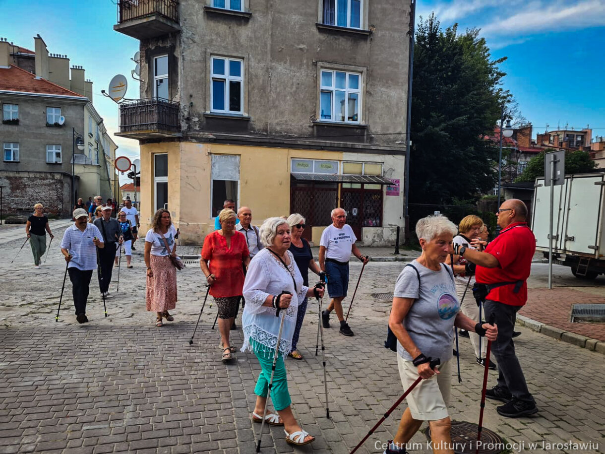 grupa zwiedzająca miasto