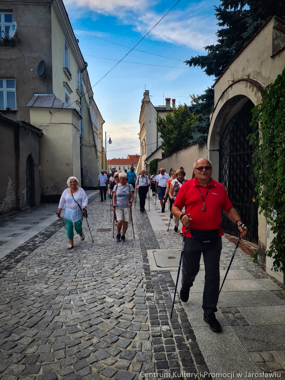 grupa zwiedzająca miasto