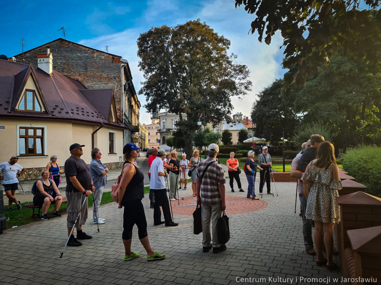 grupa zwiedzająca miasto