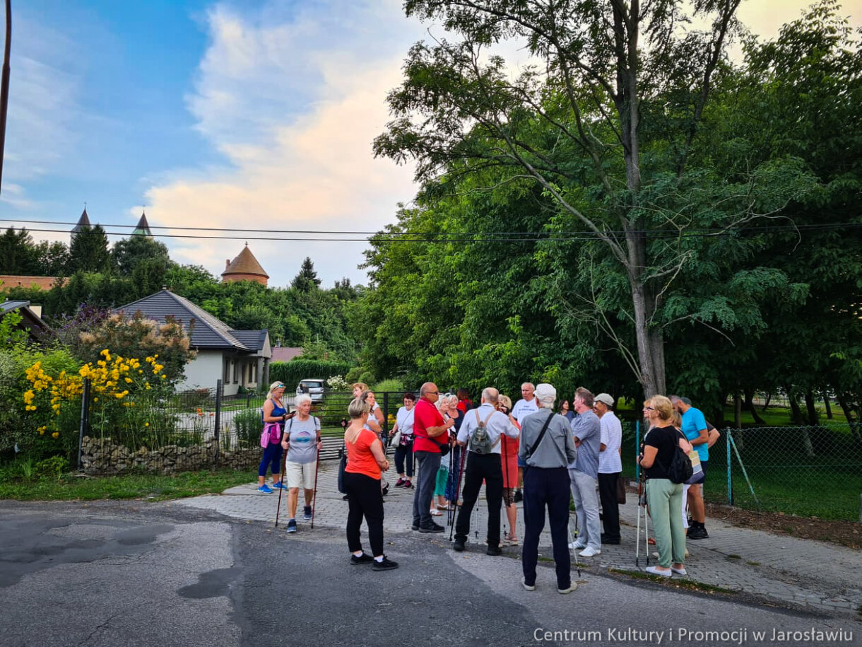grupa zwiedzająca miasto