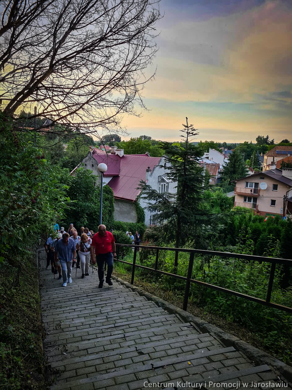 grupa zwiedzająca miasto