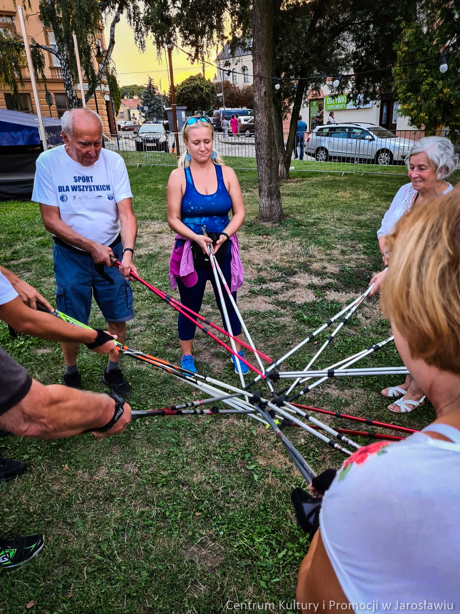 uczestnicy pikniku turystycznego
