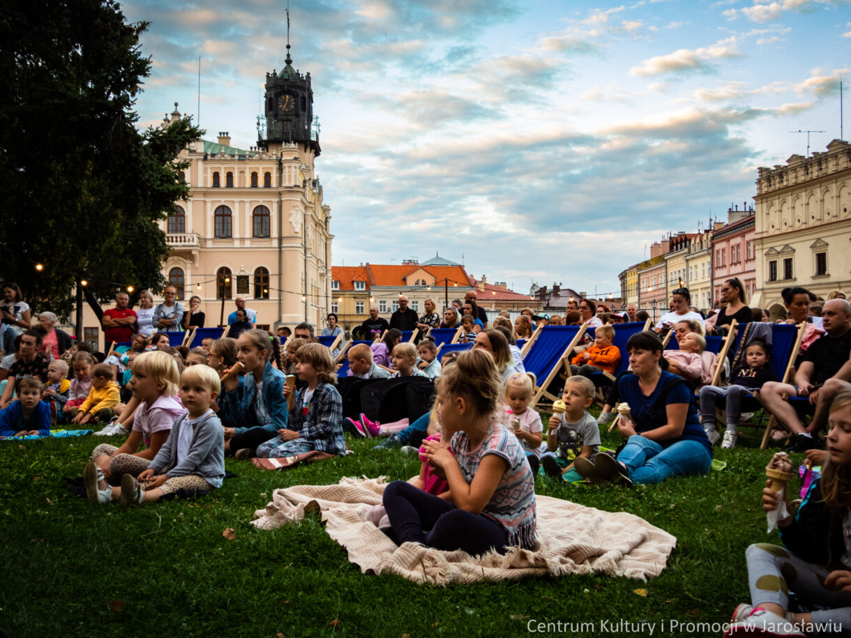 dzieci oglądające spektakl kukiełkowy