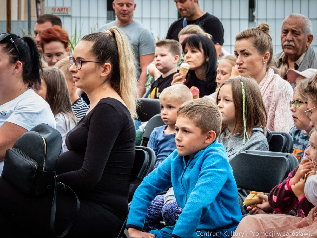 dzieci oglądające spektakl kukiełkowy