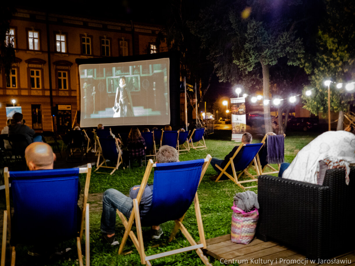 ekran kina plenerowego z perspektywy widzów uczestniczących w seansie