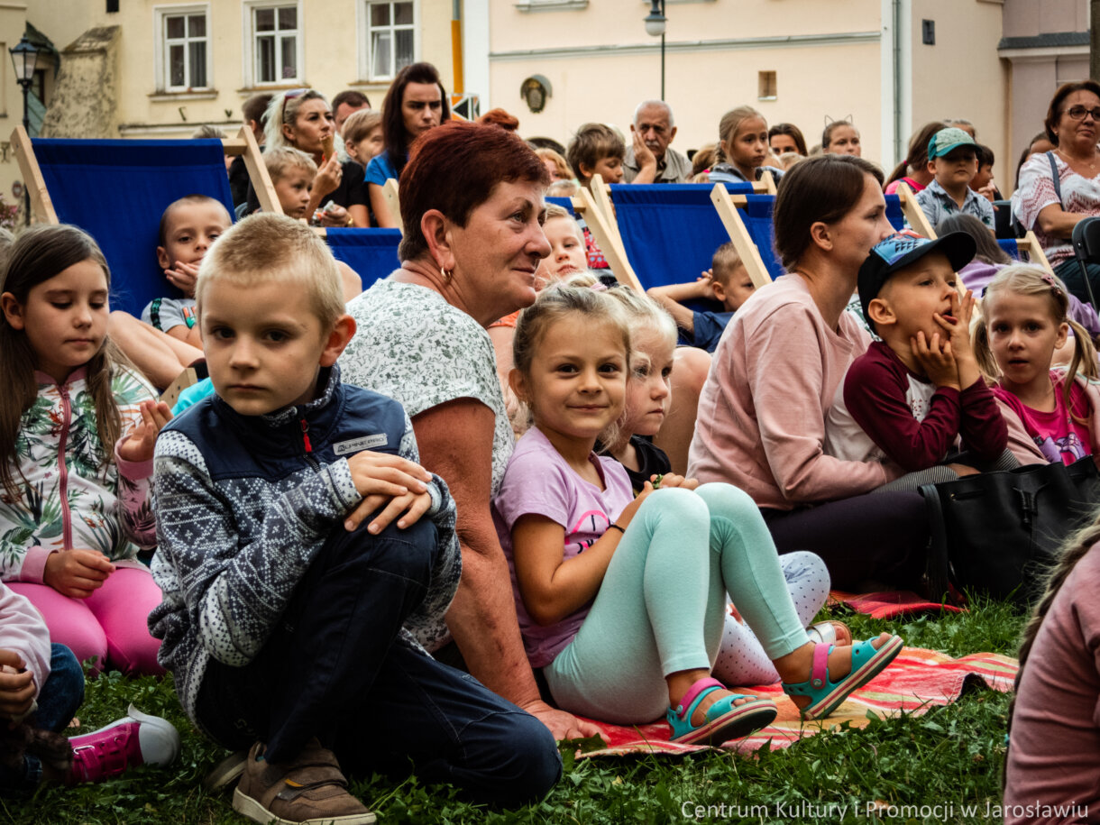 dzieci oglądające spektakl kukiełkowy