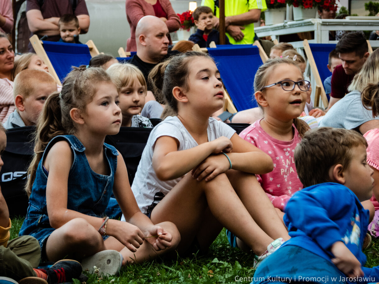 dzieci oglądające spektakl kukiełkowy