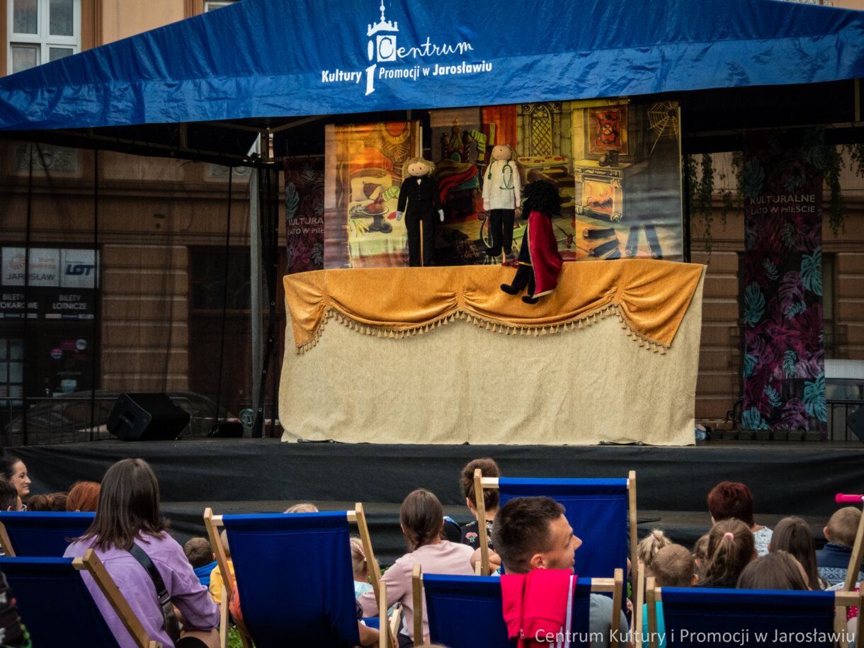 widok na scenę z teatrem lalek