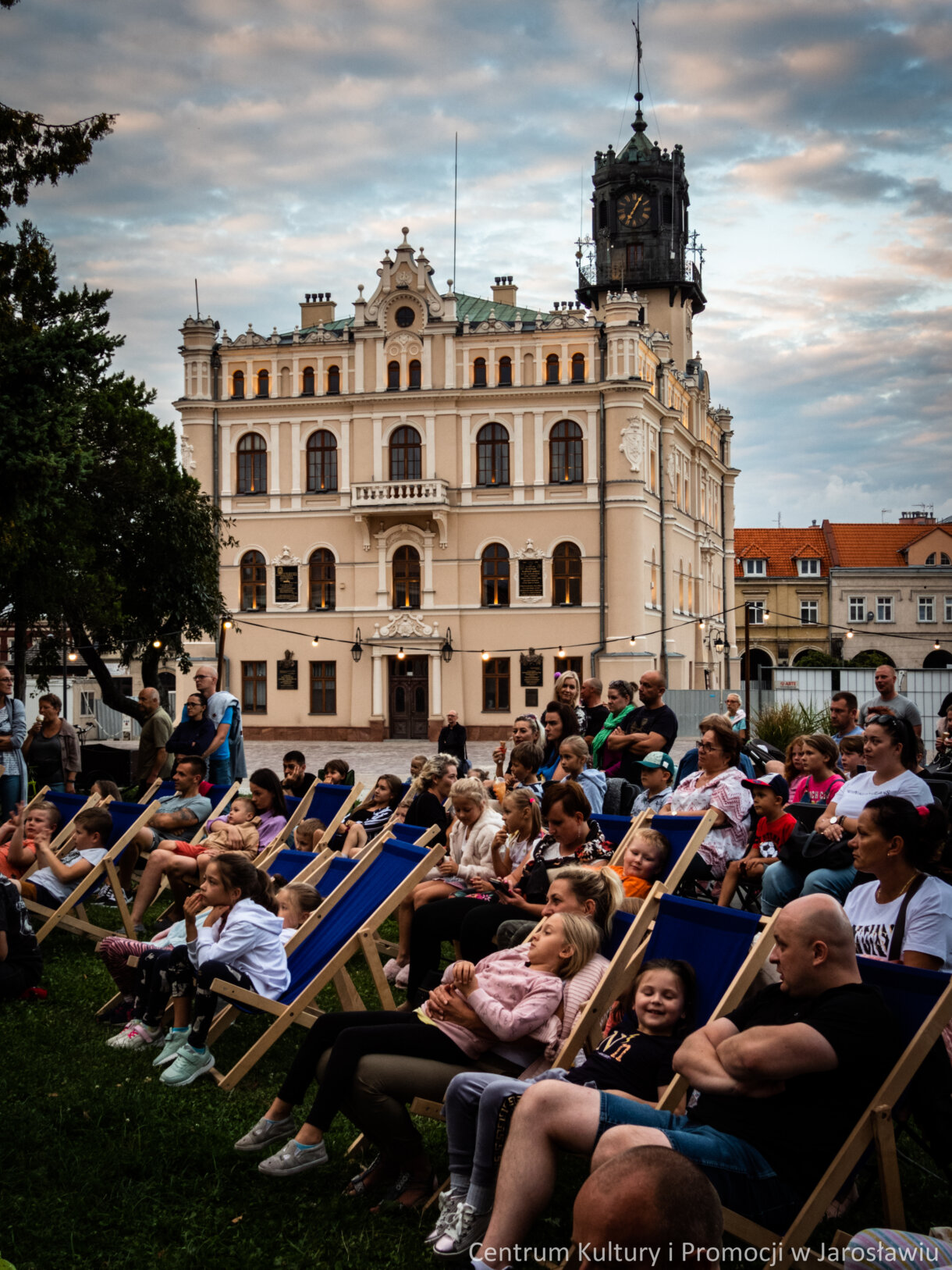 dzieci oglądające spektakl kukiełkowy