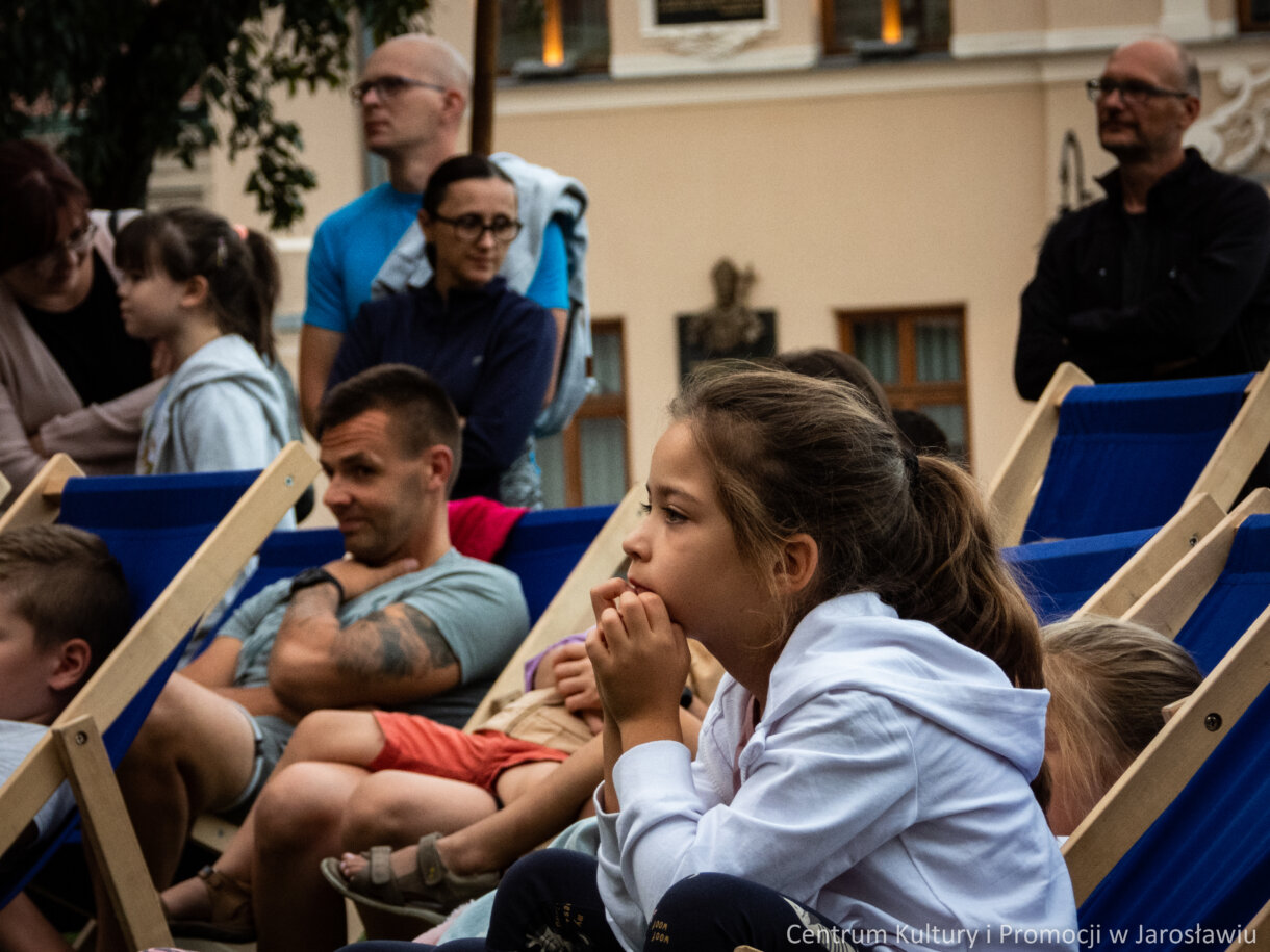 dzieci oglądające spektakl kukiełkowy