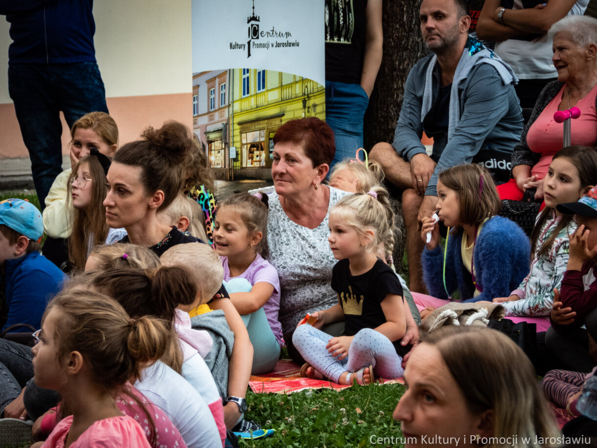 dzieci oglądające spektakl kukiełkowy