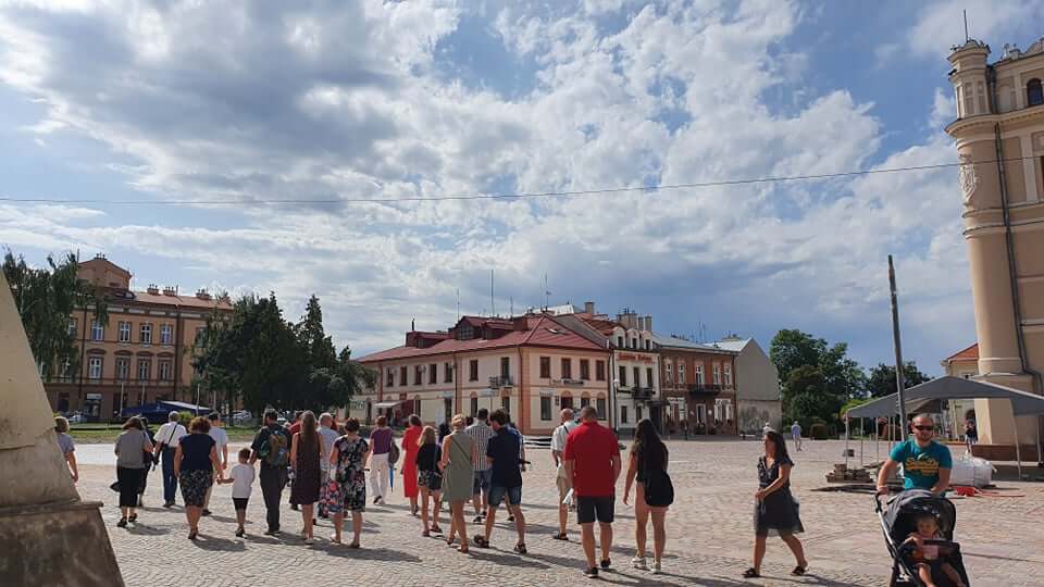 grupa osób podczas zwiedzania miasta