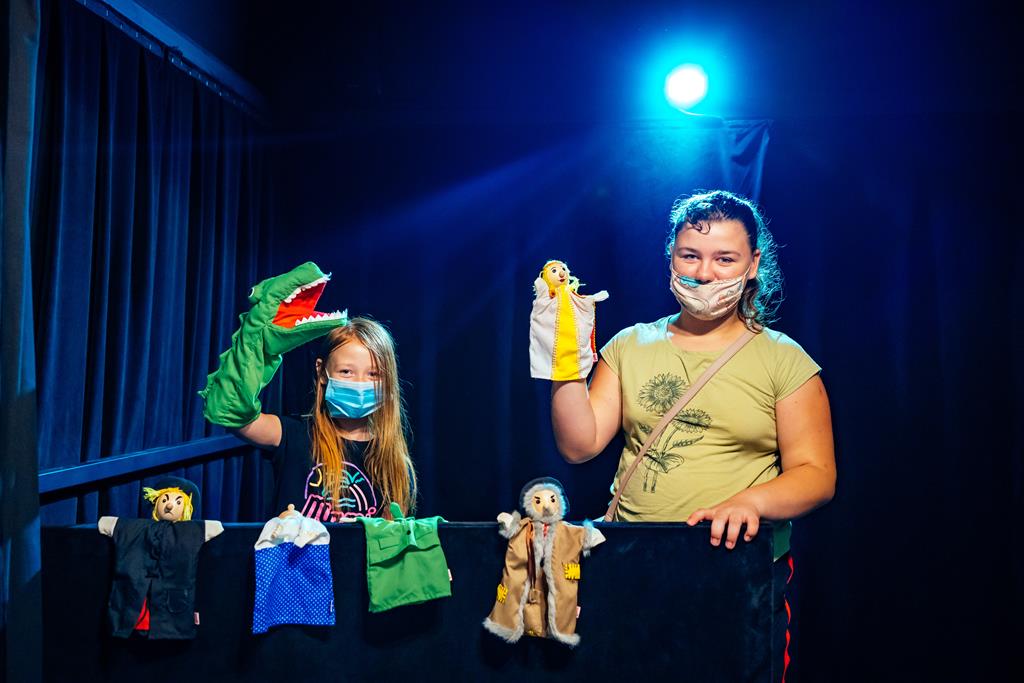 aktorzy na scenie podczas przedstawienia pacynkowego dla dzieci