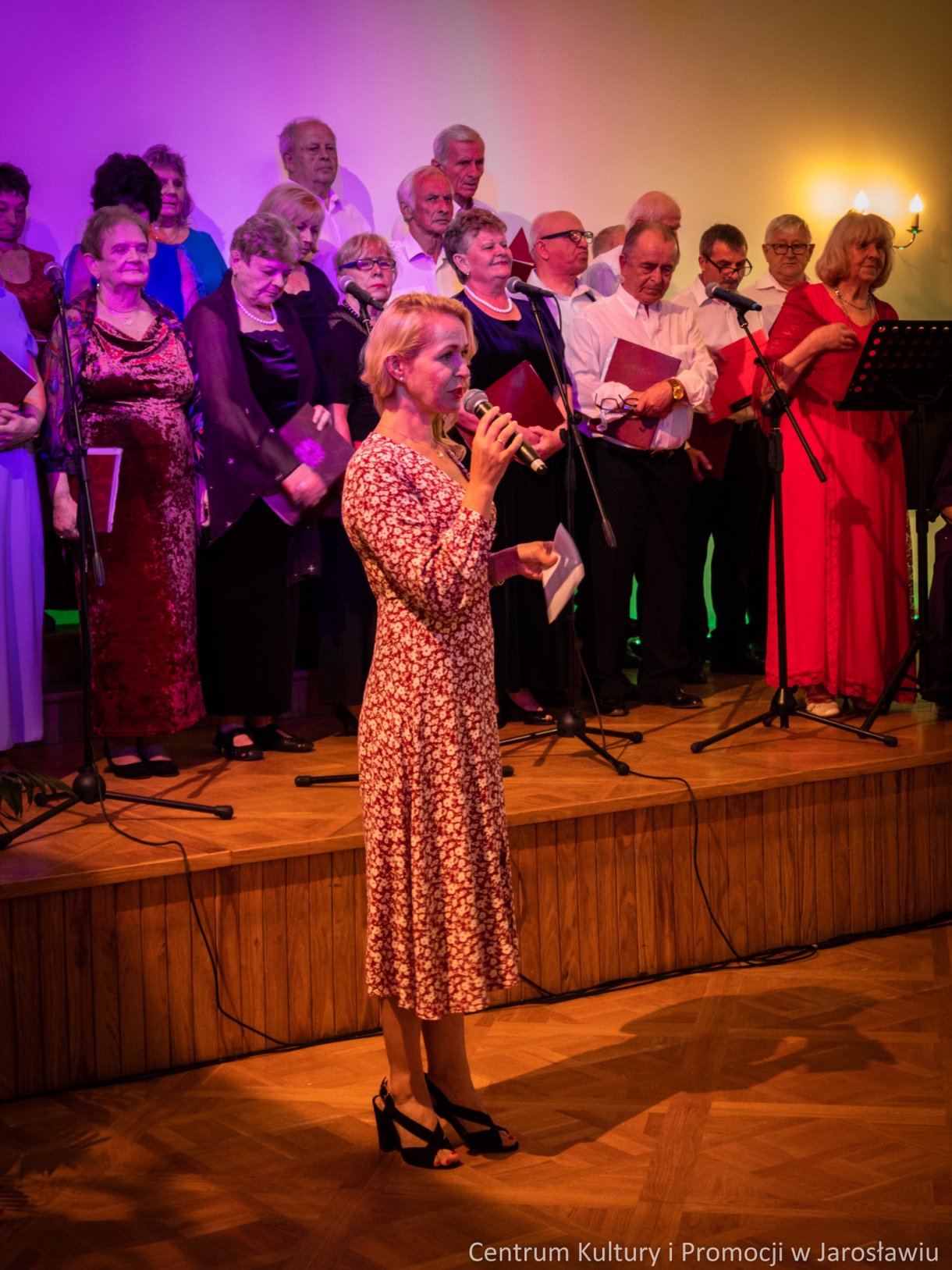 Prowadząca koncert Bernadeta Korczewska, Zespół Piosenki Biesiadnej 