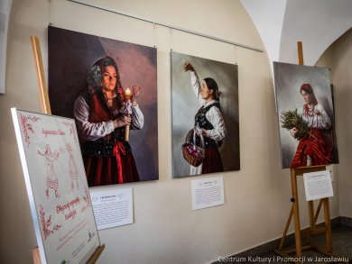 Galeria w Holu – Agnieszka Ciura „Obyczaj wyszyty tradycją” trzy obrazy, olej na płótnie, pierwszy pt. "Gromniczna", środkowy "Boże Ciało", ostatni "Niedziela Palmowa"