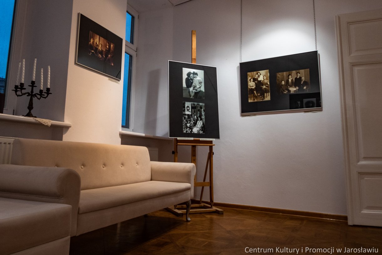 przedwojenne zdjęcia z albumów rodzin Kresowych na ścianie galerii, ekspozycja wystawy 