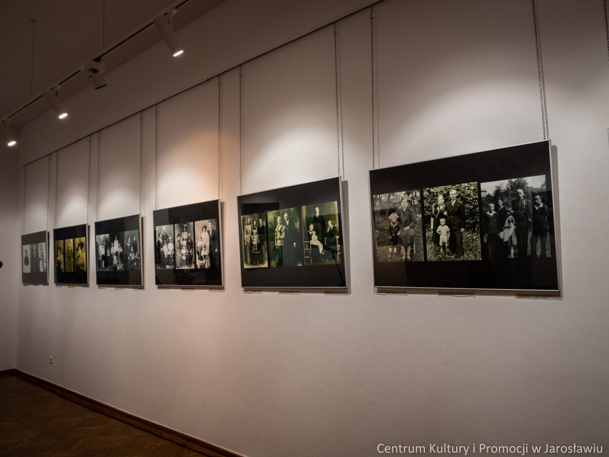 przedwojenne zdjęcia z albumów rodzin Kresowych na ścianie galerii, ekspozycja wystawy 