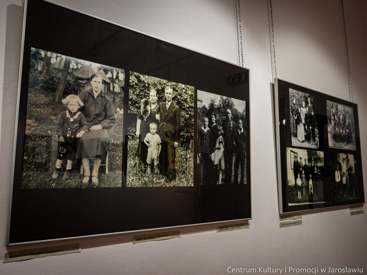przedwojenne zdjęcia z albumów rodzin Kresowych na ścianie galerii, ekspozycja wystawy 