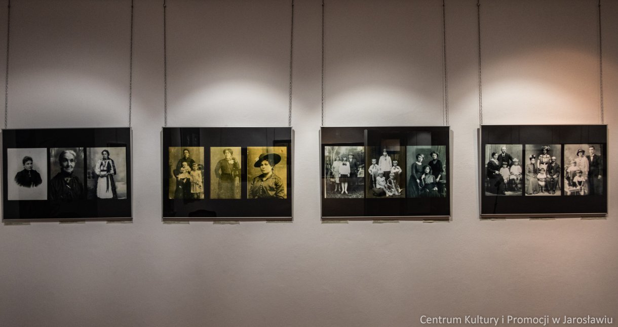 przedwojenne zdjęcia z albumów rodzin Kresowych na ścianie galerii, ekspozycja wystawy 