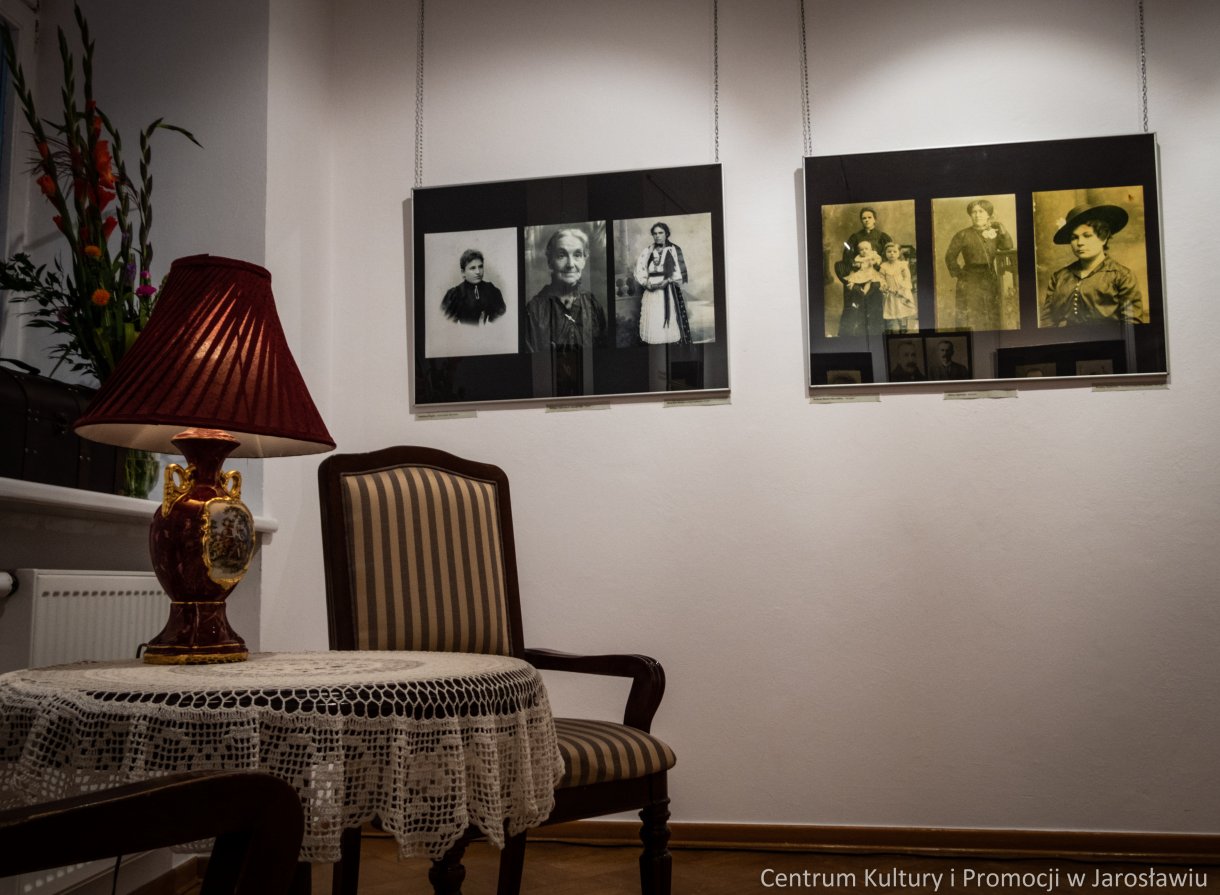 przedwojenne zdjęcia z albumów rodzin Kresowych na ścianie galerii, ekspozycja wystawy 