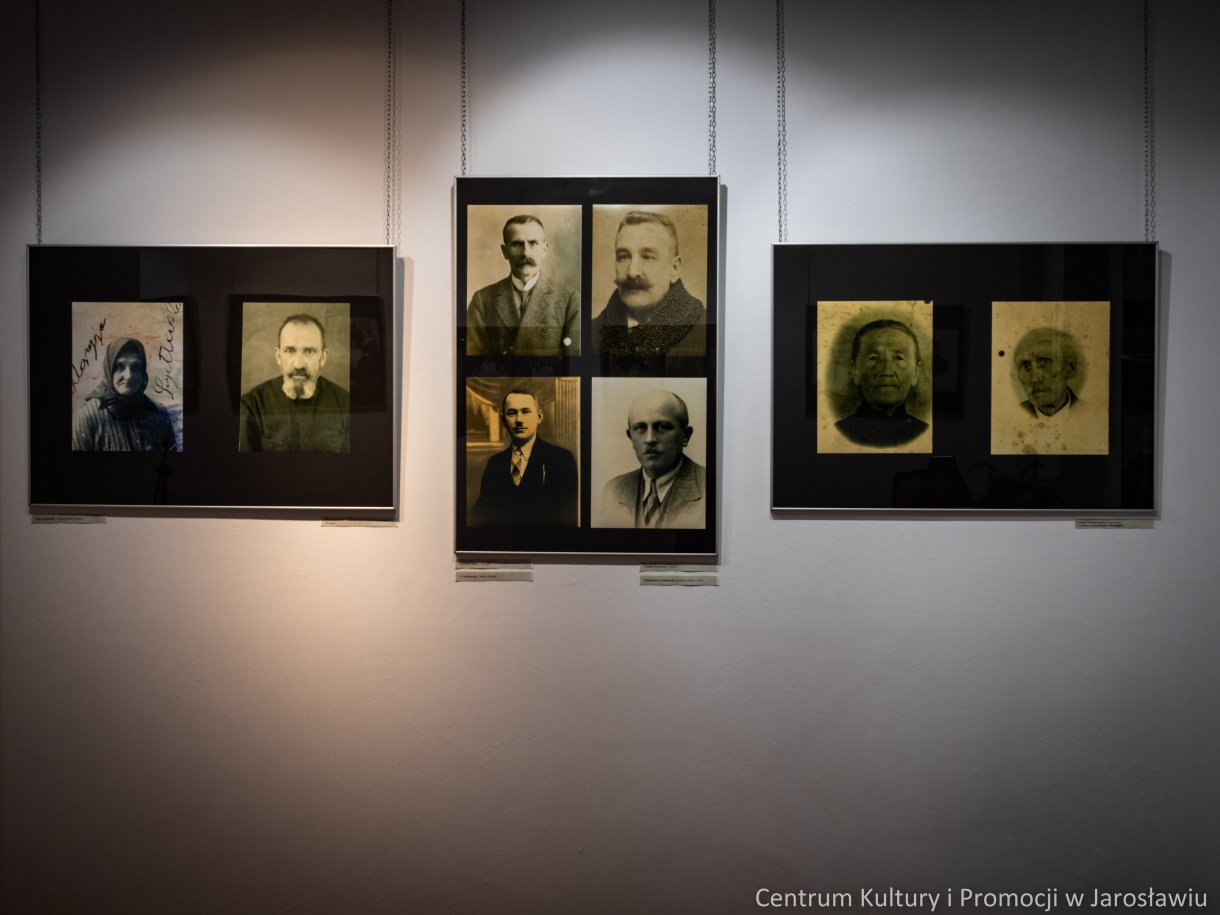 przedwojenne zdjęcia z albumów rodzin Kresowych na ścianie galerii, ekspozycja wystawy 