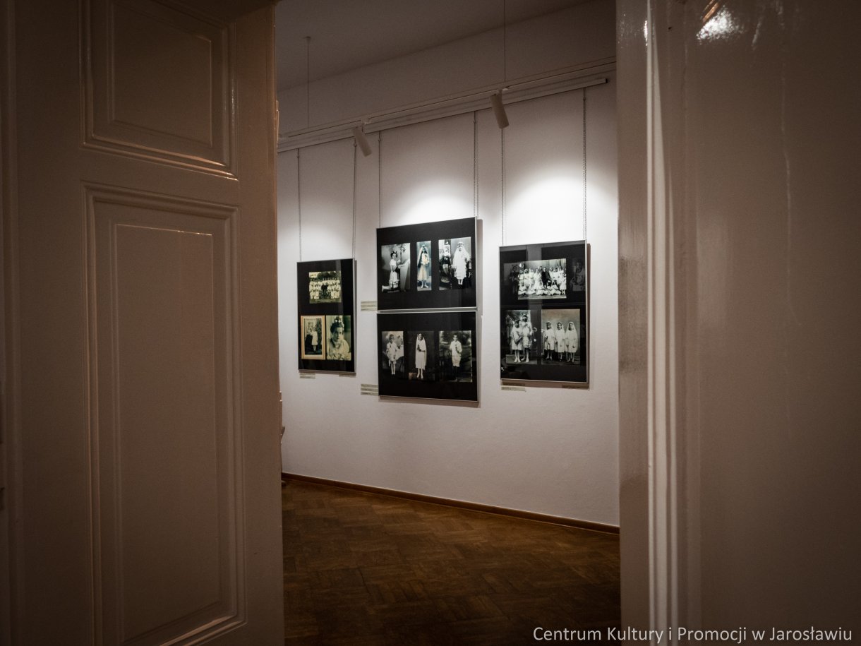 przedwojenne zdjęcia z albumów rodzin Kresowych na ścianie galerii, ekspozycja wystawy 