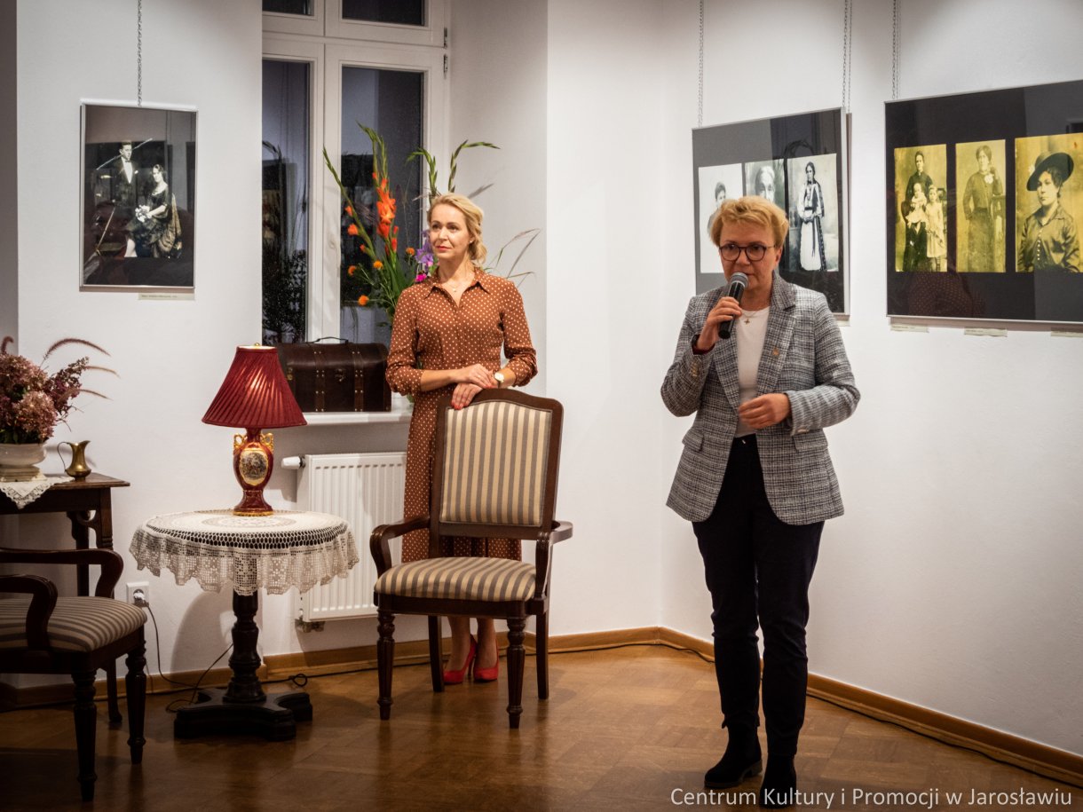 Elżbieta Rusinko i Bernadeta Korczewska podczas otwarcia wystawy