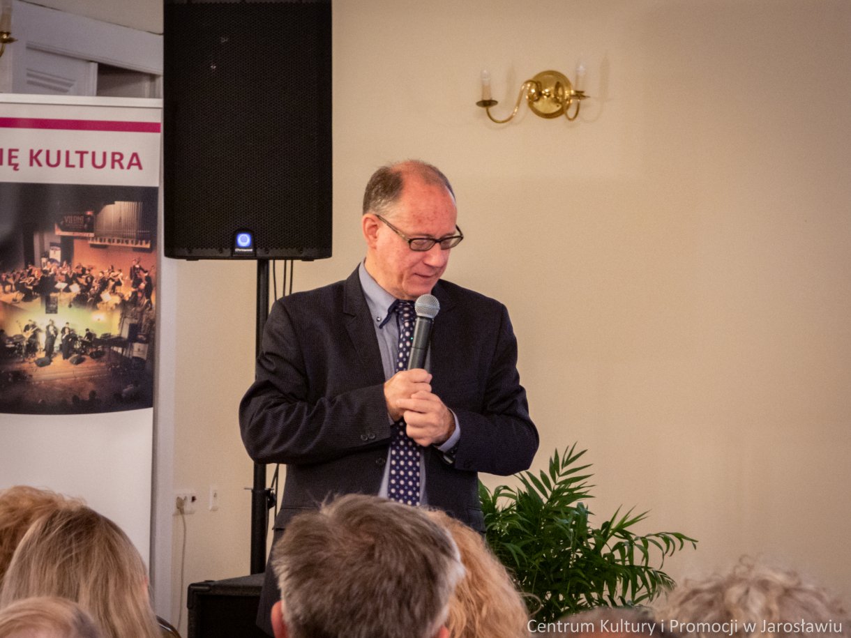 Tomasz Kuba Kozłowski podczas wykładu